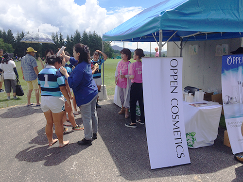 競技場内には美白体験ブースを設置。選手たちに美容に触れる機会を提供した。